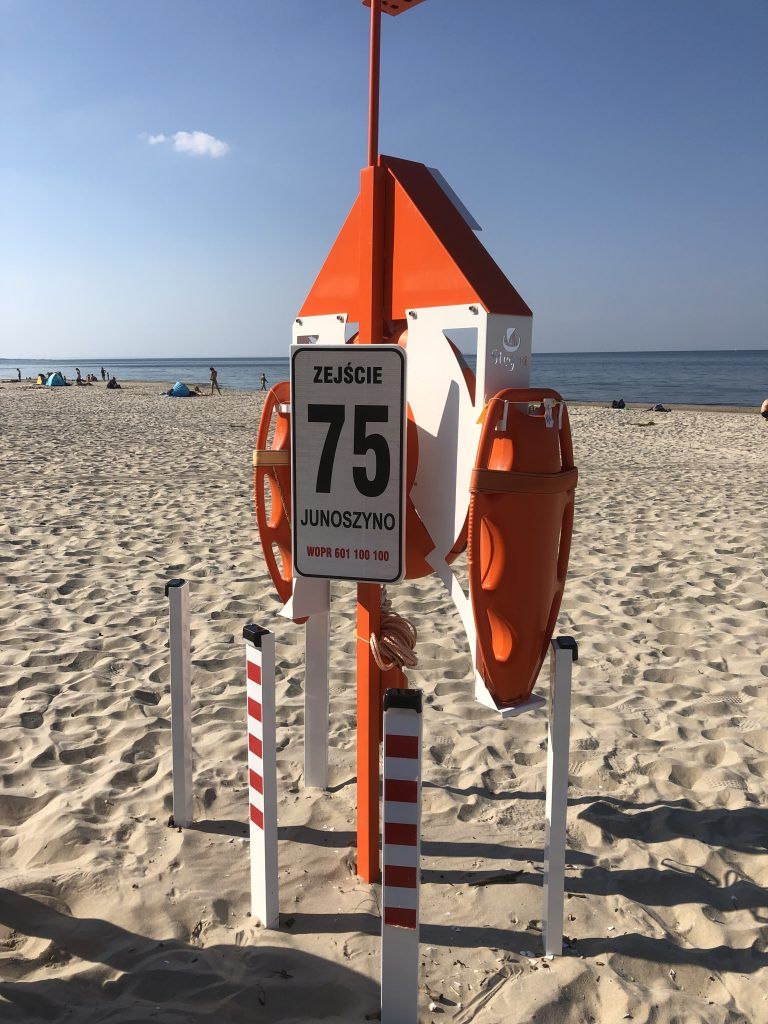 zestaw ratowniczy na plaży